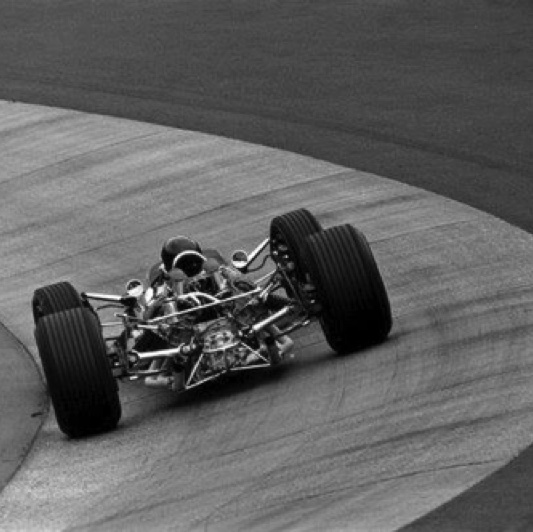 Nurburgring, virage du Karrusell avec la Lotus 49 Nurburgring, virage du Karrusell avec la Lotus 49